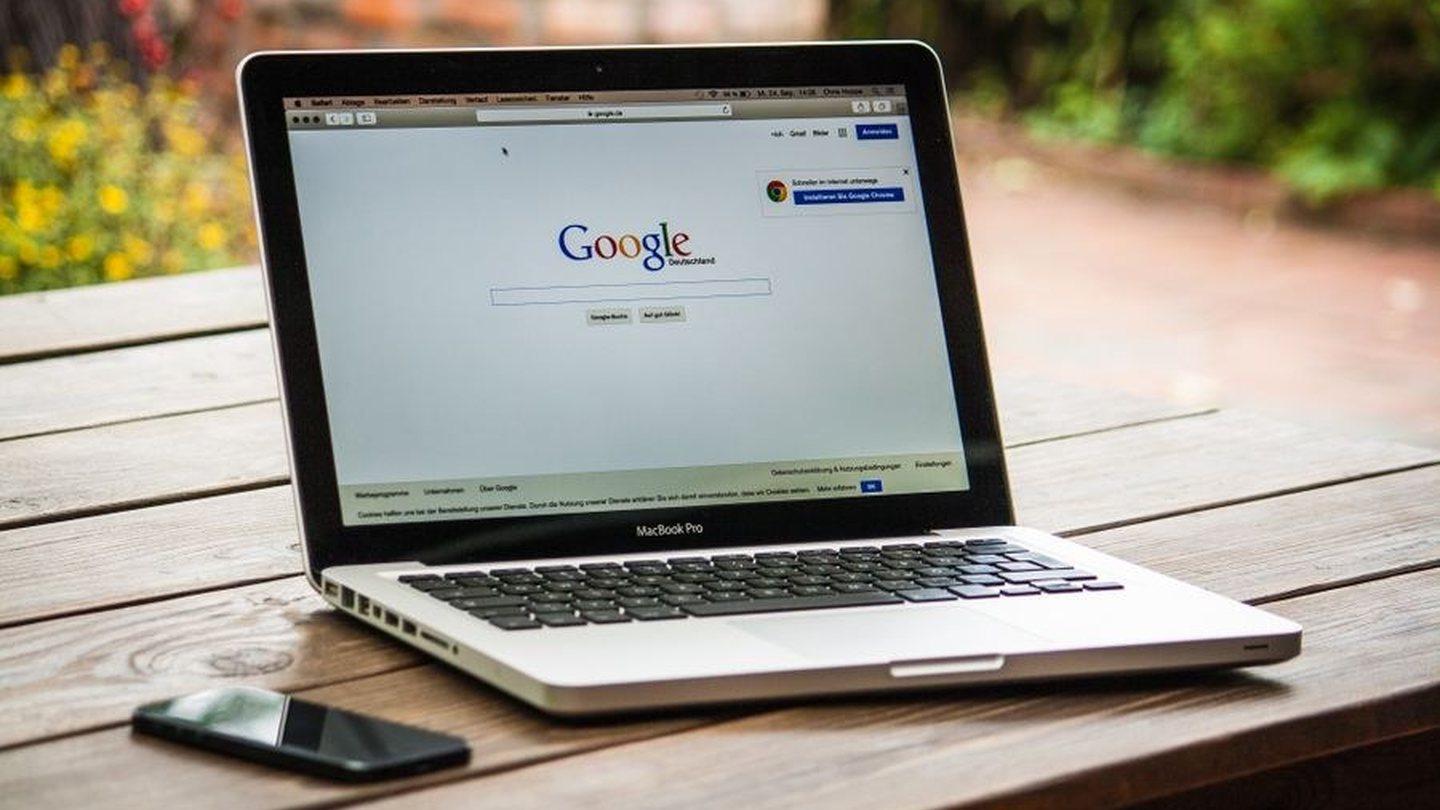 Werkplek met zoekmachineresultaten in beeld