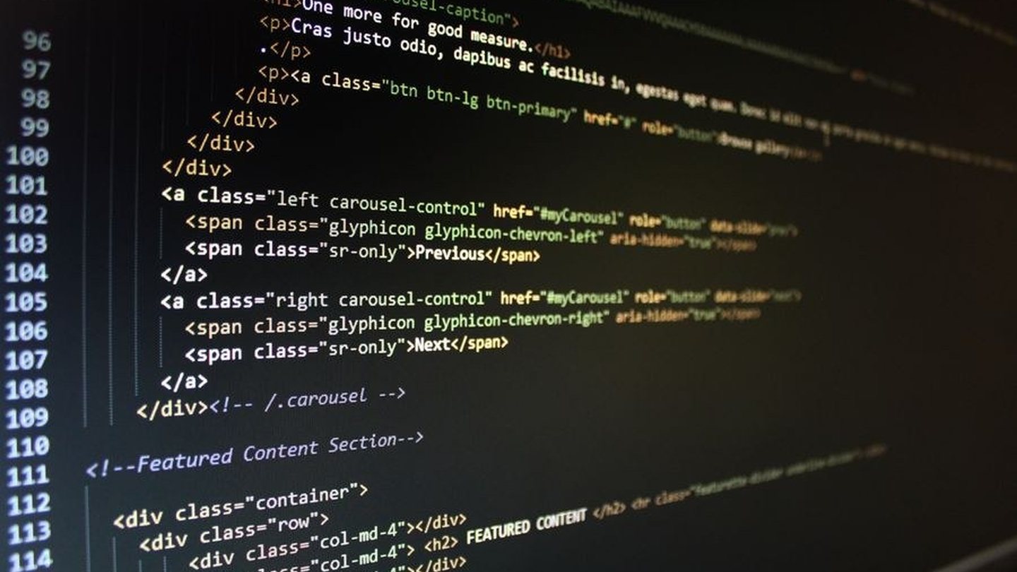 Ontwikkelaar werkt aan een applicatie