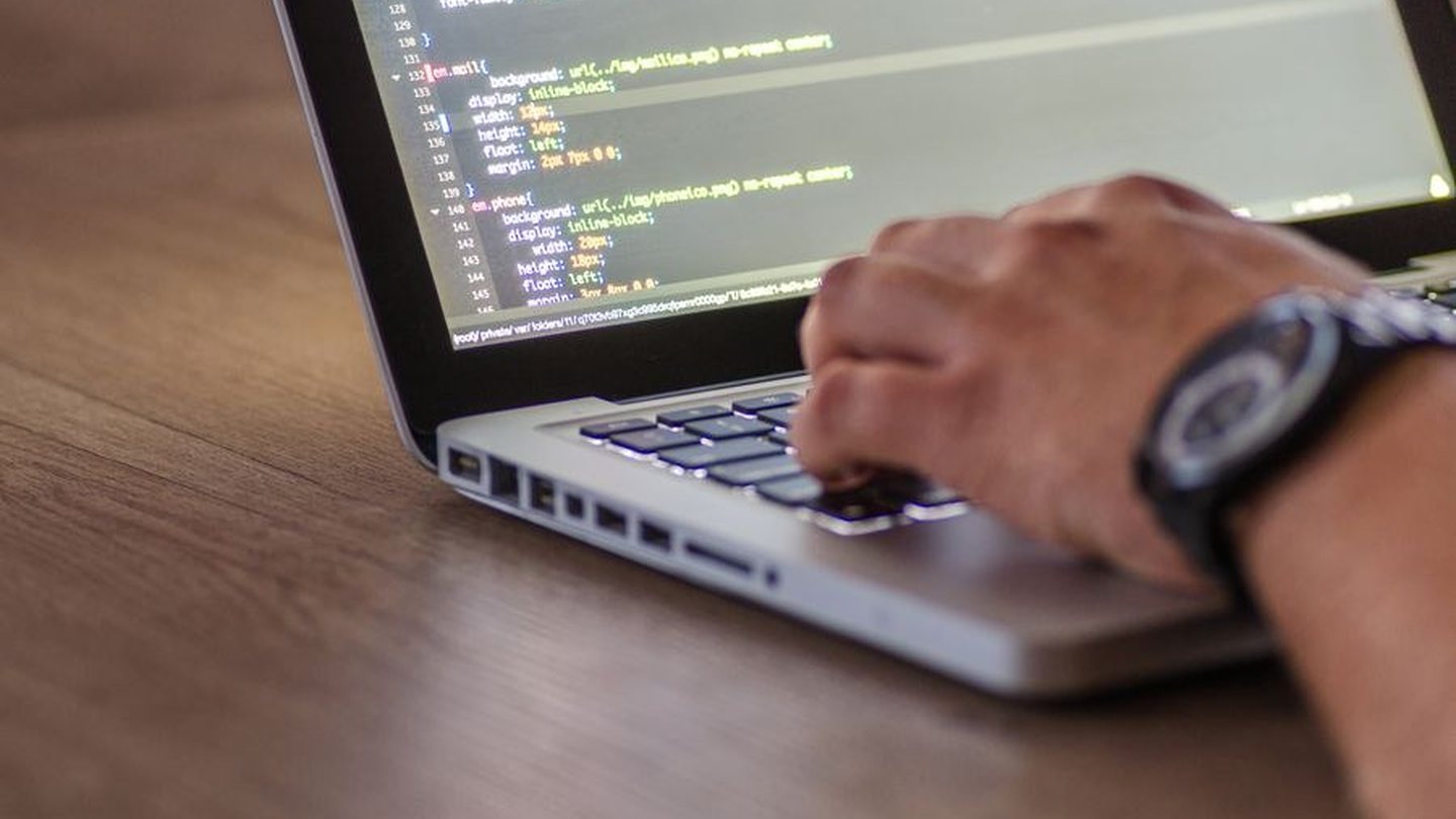 Ontwikkelaar aan het werk aan een website